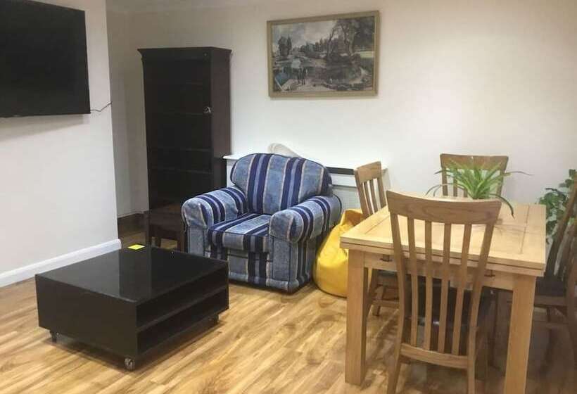 Резиденция Lovely 5 Bed House In Essex