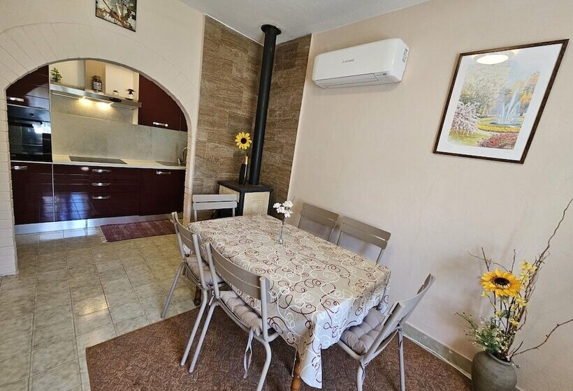 إقامة Sunflower House With A Pool And Large Garden