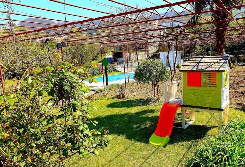 Residenz Sunflower House With A Pool And Large Garden