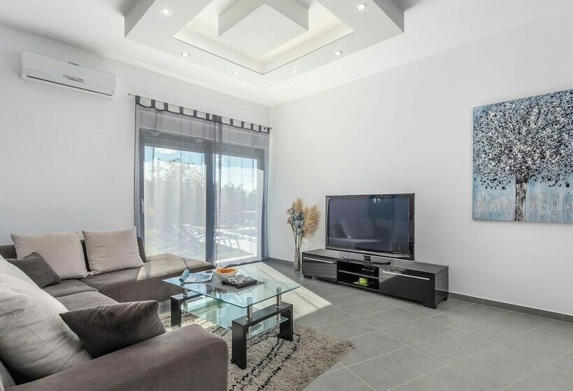 Villa For Up To 10 Guests With Private Pool And Garden