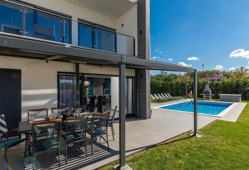 Villa For Up To 10 Guests With Private Pool And Garden