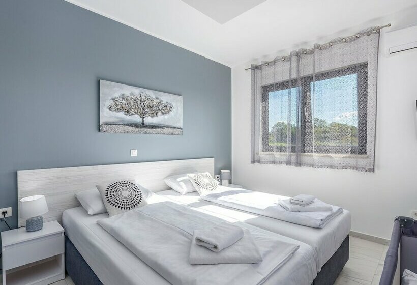 Villa For Up To 10 Guests With Private Pool And Garden