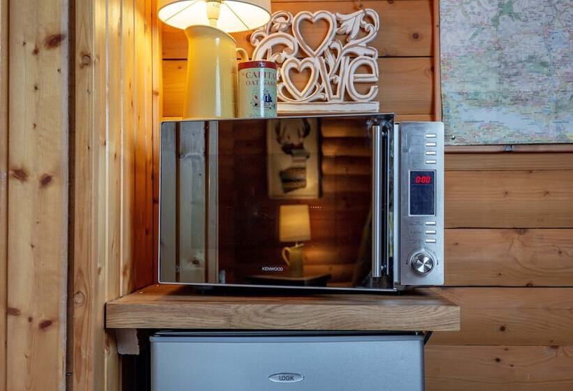 בית מלון כפרי Redlands Country Lodge Log Cabin Apartments & Weebothy