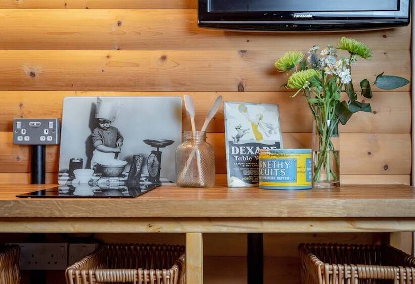 בית מלון כפרי Redlands Country Lodge Log Cabin Apartments & Weebothy