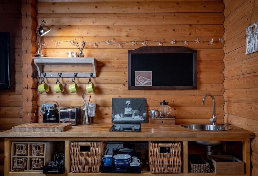 בית מלון כפרי Redlands Country Lodge Log Cabin Apartments & Weebothy