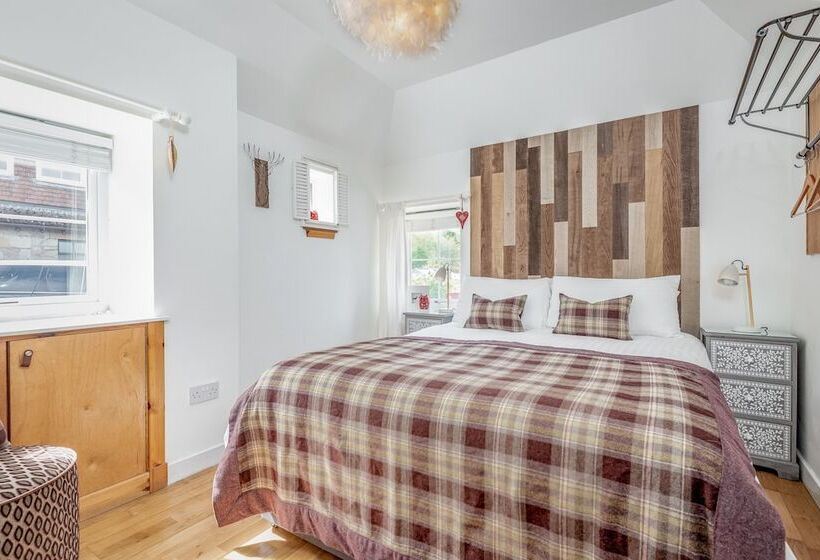 בית מלון כפרי Redlands Country Lodge Log Cabin Apartments & Weebothy