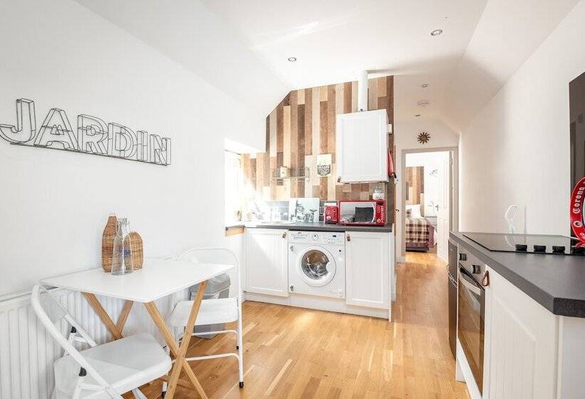 בית מלון כפרי Redlands Country Lodge Log Cabin Apartments & Weebothy