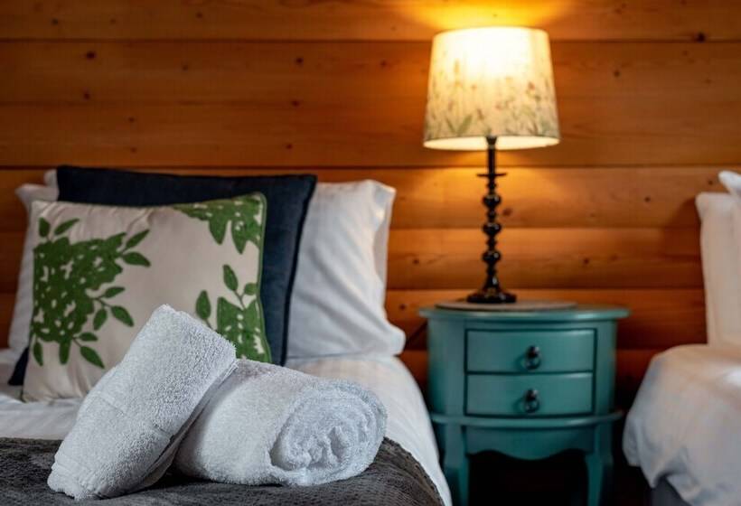 בית מלון כפרי Redlands Country Lodge Log Cabin Apartments & Weebothy