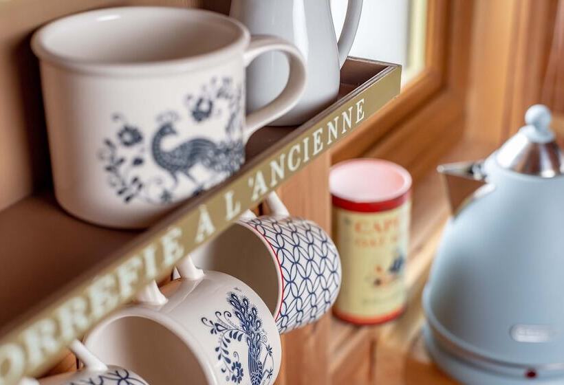 בית מלון כפרי Redlands Country Lodge Log Cabin Apartments & Weebothy