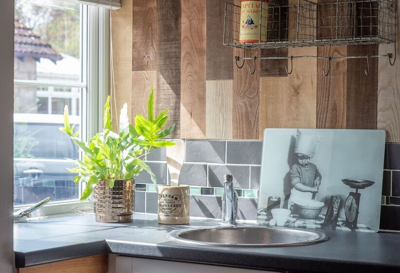 בית מלון כפרי Redlands Country Lodge Log Cabin Apartments & Weebothy