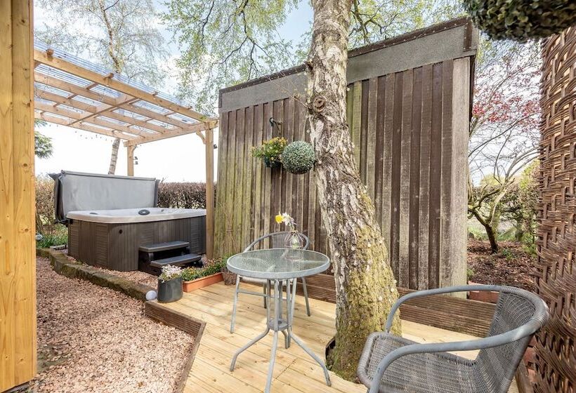 בית מלון כפרי Redlands Country Lodge Log Cabin Apartments & Weebothy