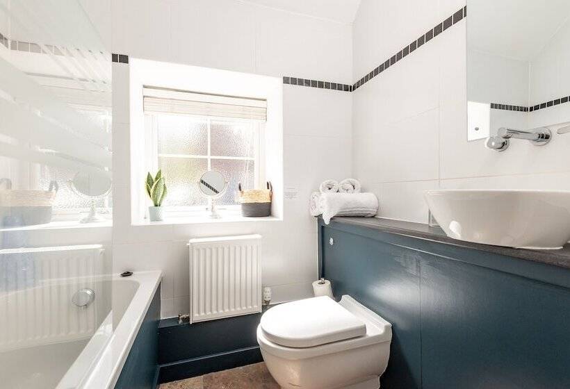 בית מלון כפרי Redlands Country Lodge Log Cabin Apartments & Weebothy