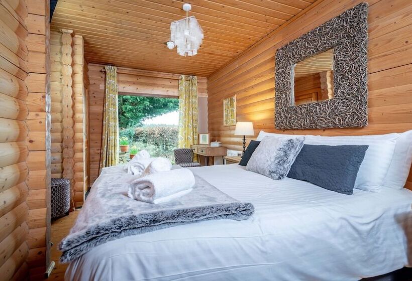 בית מלון כפרי Redlands Country Lodge Log Cabin Apartments & Weebothy