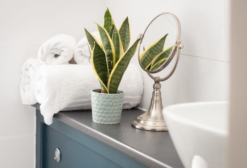 בית מלון כפרי Redlands Country Lodge Log Cabin Apartments & Weebothy