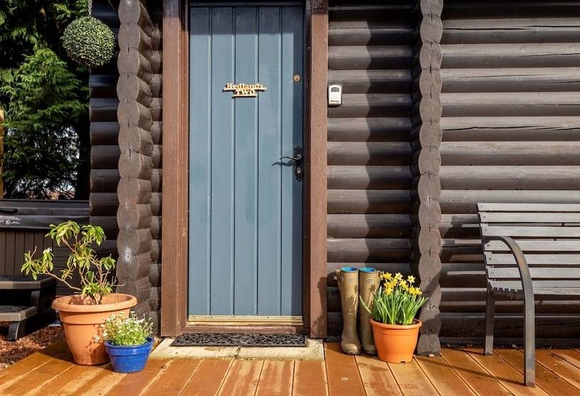 בית מלון כפרי Redlands Country Lodge Log Cabin Apartments & Weebothy