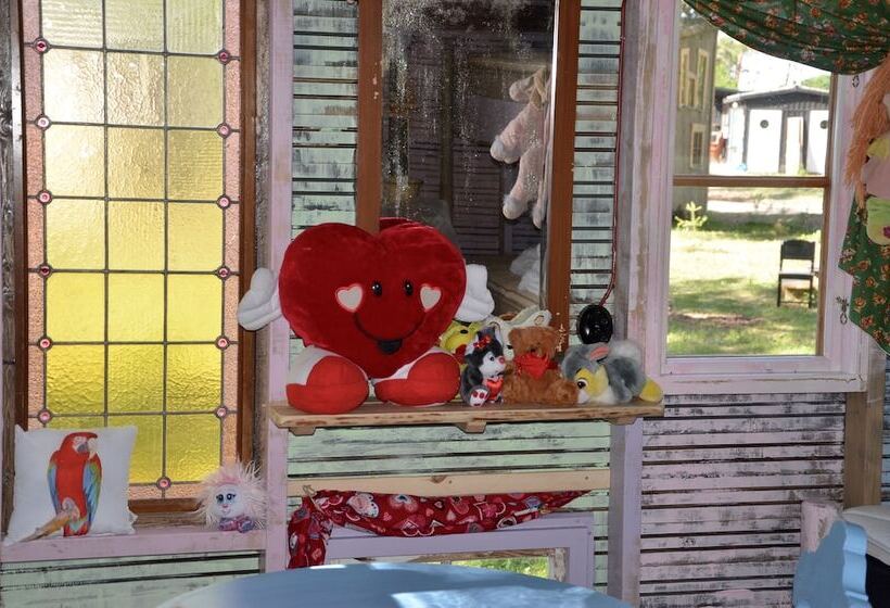 리조트 Fide äventyrsby & Camping