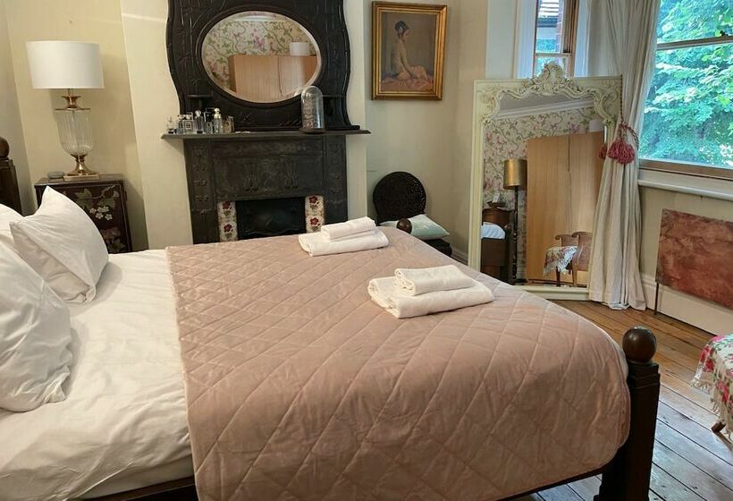 Townhouse Full Of Character In Vibrant Seven Dials