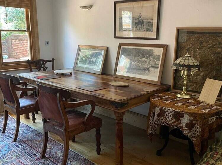 Townhouse Full Of Character In Vibrant Seven Dials