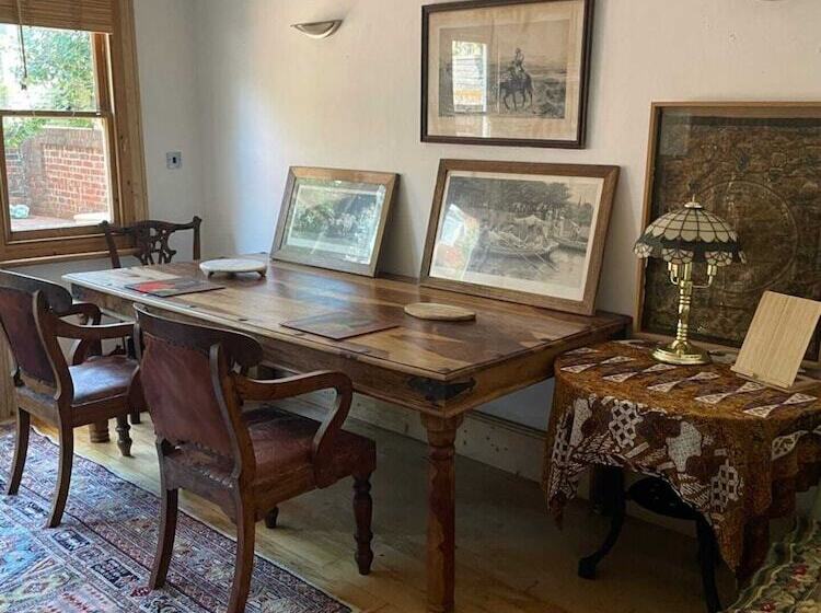 Townhouse Full Of Character In Vibrant Seven Dials