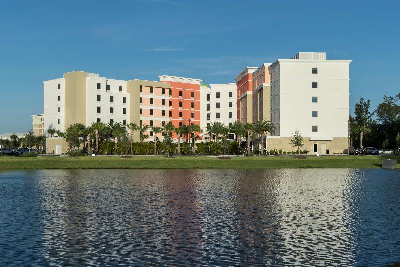 فندق Hampton Inn & Suites Cape Canaveral Cruise Port