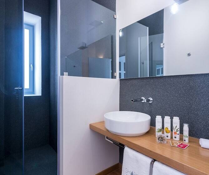 هتل Shapes Luxury Suites