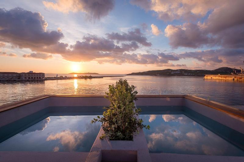 هتل Shapes Luxury Suites