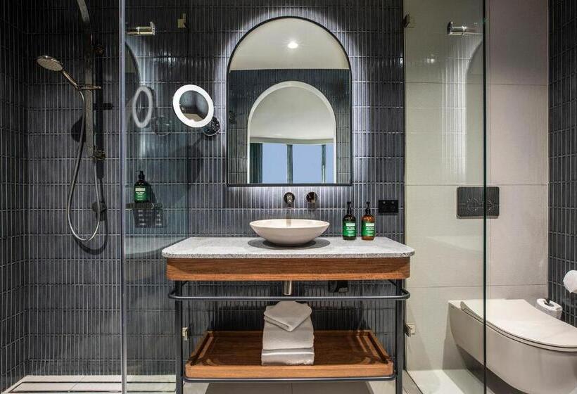 Отель Voco Melbourne Central