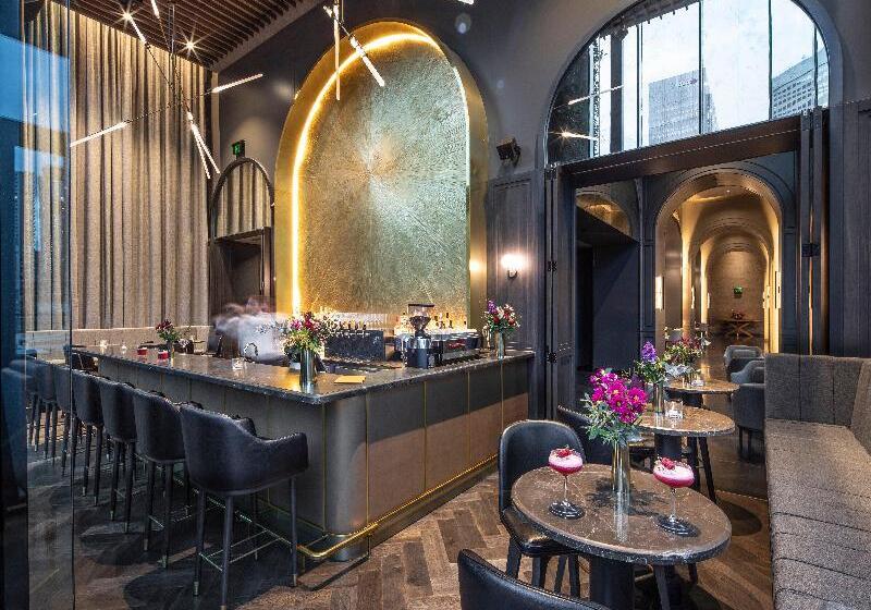 Отель Voco Melbourne Central