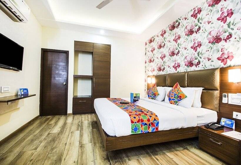 בית מלון כפרי Fab Prime Royal Plaza