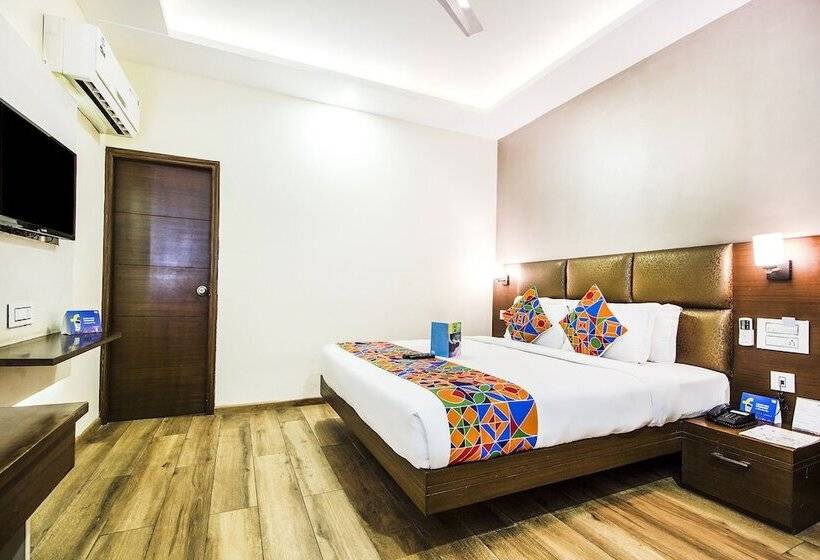 בית מלון כפרי Fab Prime Royal Plaza