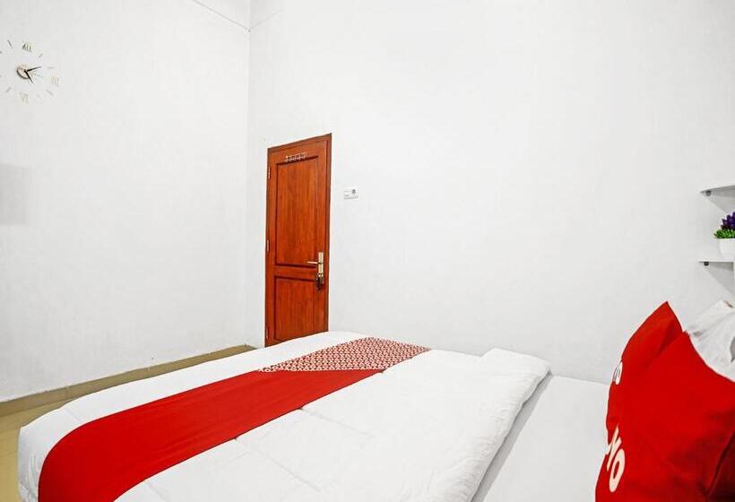 בית מלון כפרי Oyo 90587 Domen Homestay Syariah