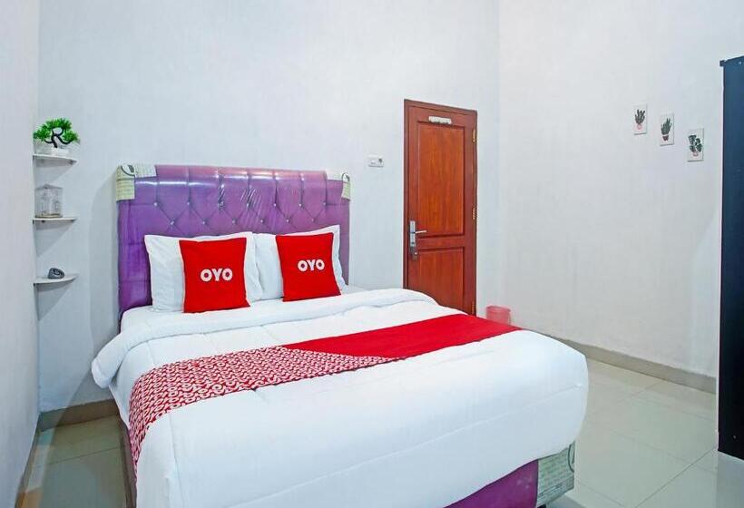 בית מלון כפרי Oyo 90587 Domen Homestay Syariah