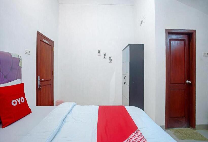 בית מלון כפרי Oyo 90587 Domen Homestay Syariah