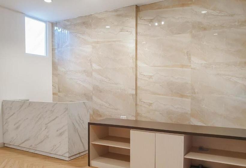 호텔 Reddoorz Near Istana Plaza 3