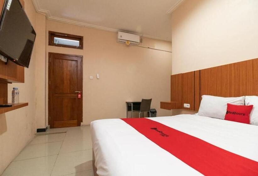 Hotel Reddoorz Syariah Near Rs Mata Padang