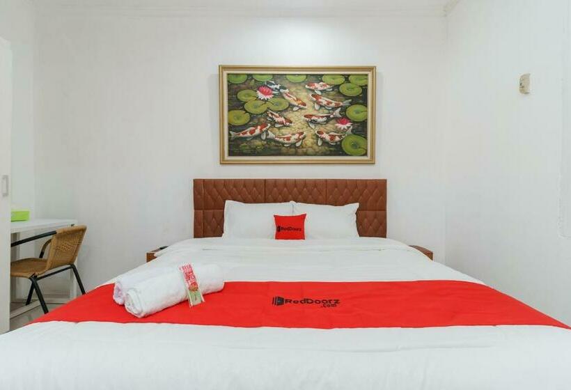 ホテル Reddoorz Syariah Near Universitas Borobudur