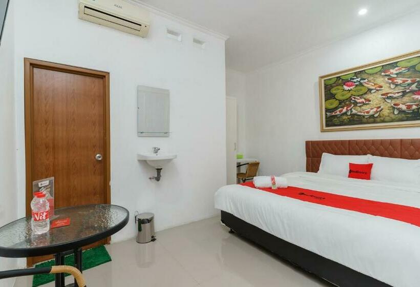 Отель Reddoorz Syariah Near Universitas Borobudur