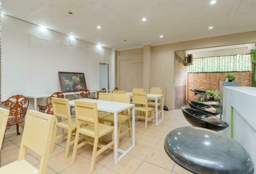 ホテル Reddoorz Syariah Near Universitas Borobudur