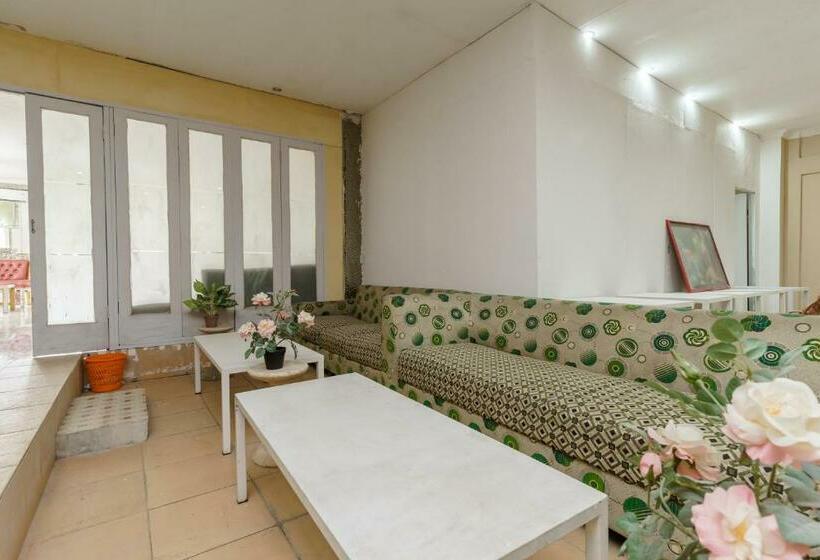 Отель Reddoorz Syariah Near Universitas Borobudur