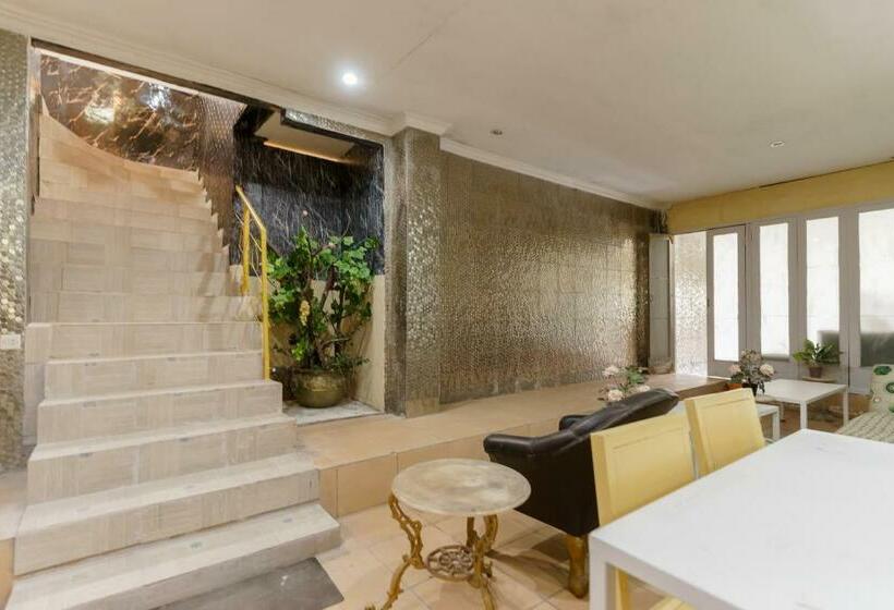 ホテル Reddoorz Syariah Near Universitas Borobudur