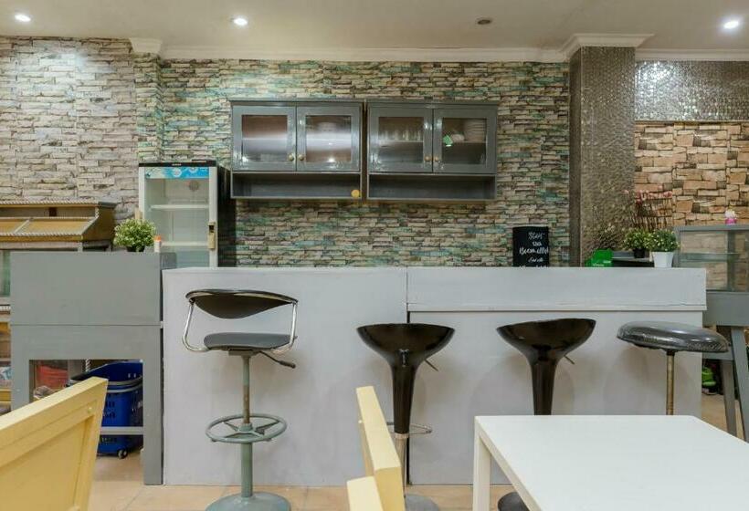 ホテル Reddoorz Syariah Near Universitas Borobudur