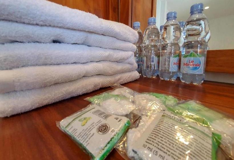 호텔 Rumah Eyang Tardjo Syariah Mitra Reddoorz