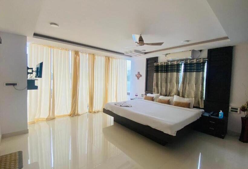 בית מלון כפרי Staymaker Lake Residency