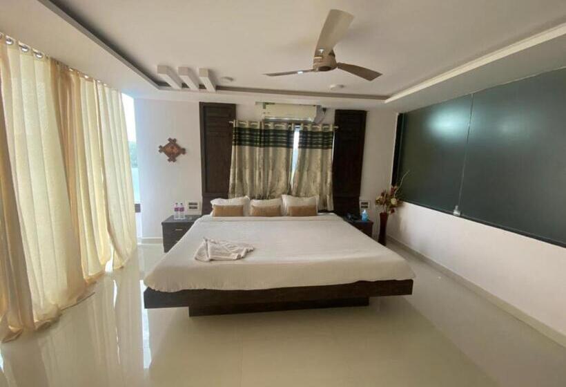 בית מלון כפרי Staymaker Lake Residency