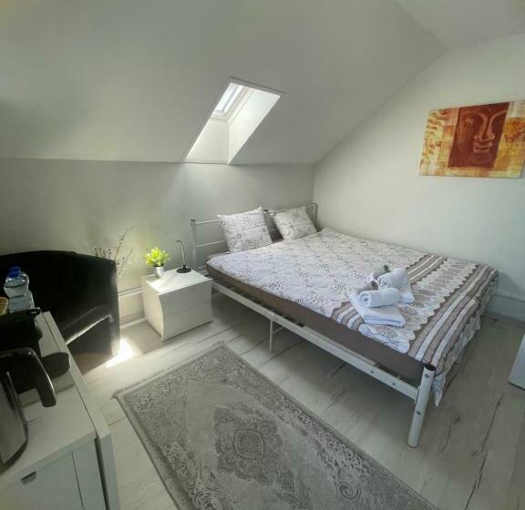 펜션 La Maison Bleue à 2 Pas Du Lac Du Neuchâtel