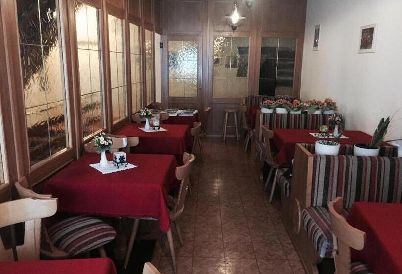 ホテル Garni Hirsch