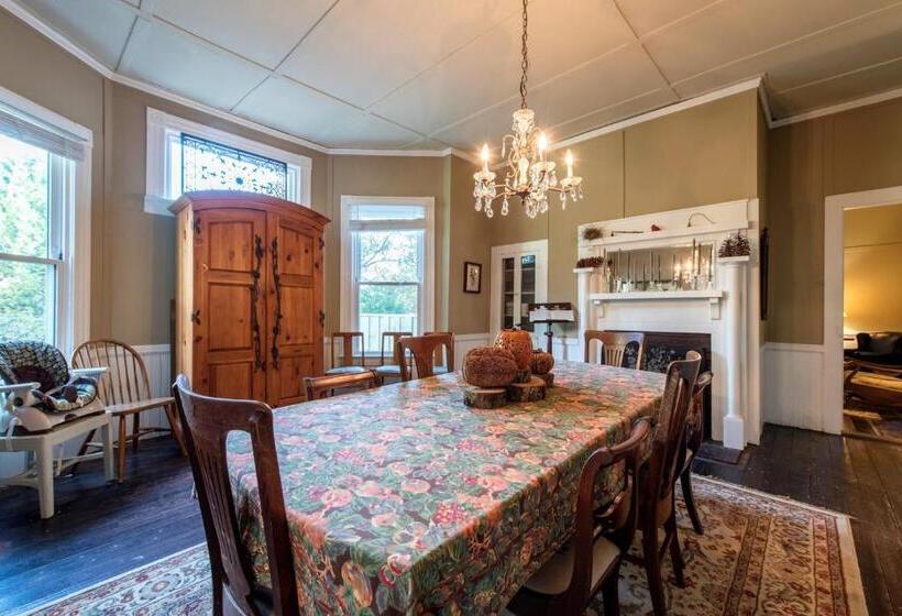 Magnolia House & Gardens B&b