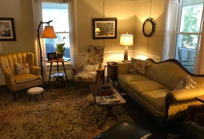 Magnolia House & Gardens B&b