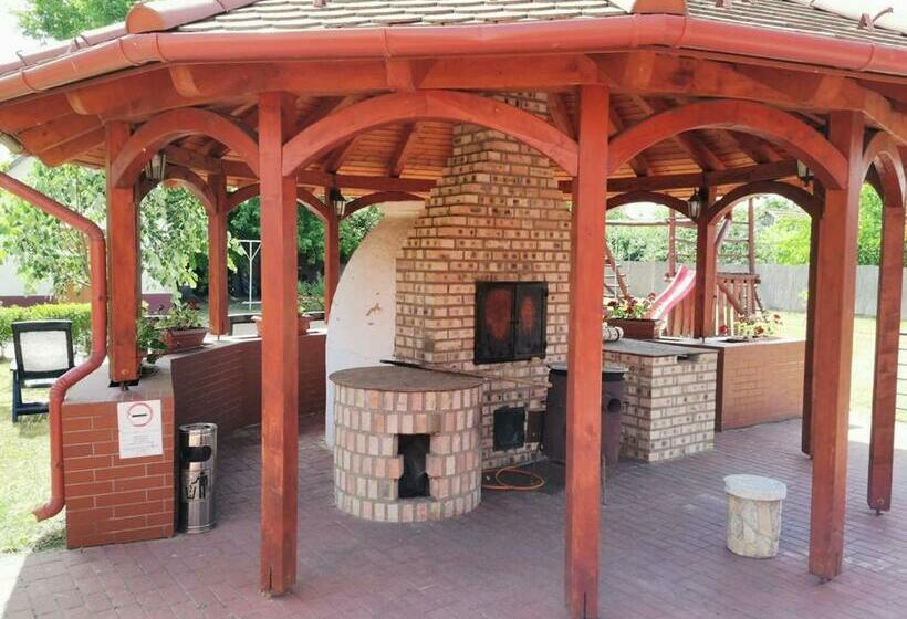 مبيت وإفطار Kamilla Panzió és Rendezvényház