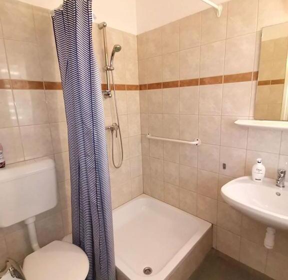 مبيت وإفطار Kamilla Panzió és Rendezvényház